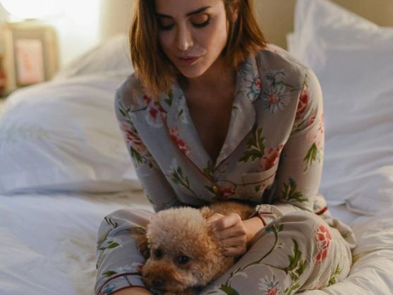 Siéntete muy especial con el pijama de Tamara Falcó (en casa y en la calle)