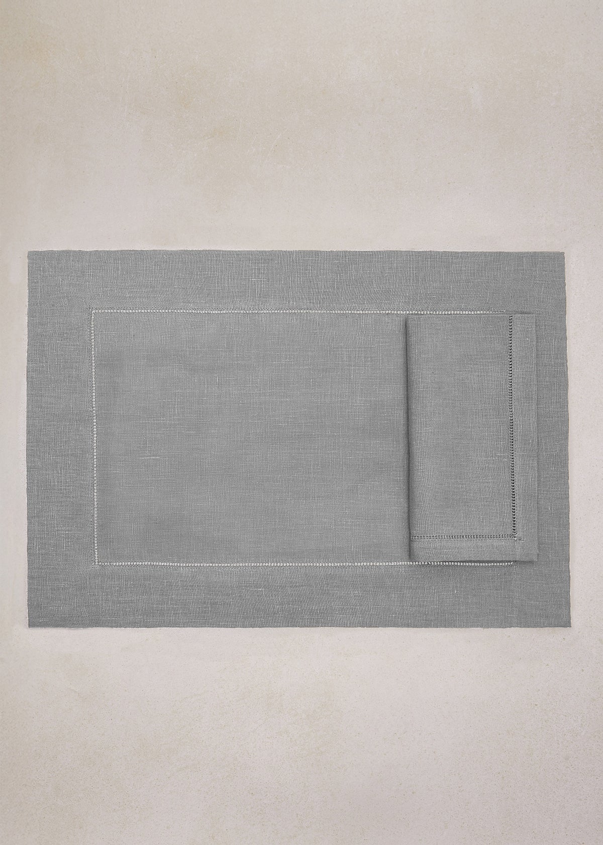 Pack of 4 individual placemats with drawn thread work