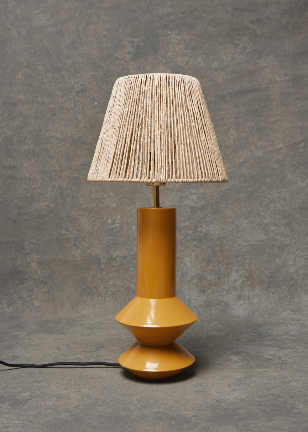 Lámpara de mesa amarilla