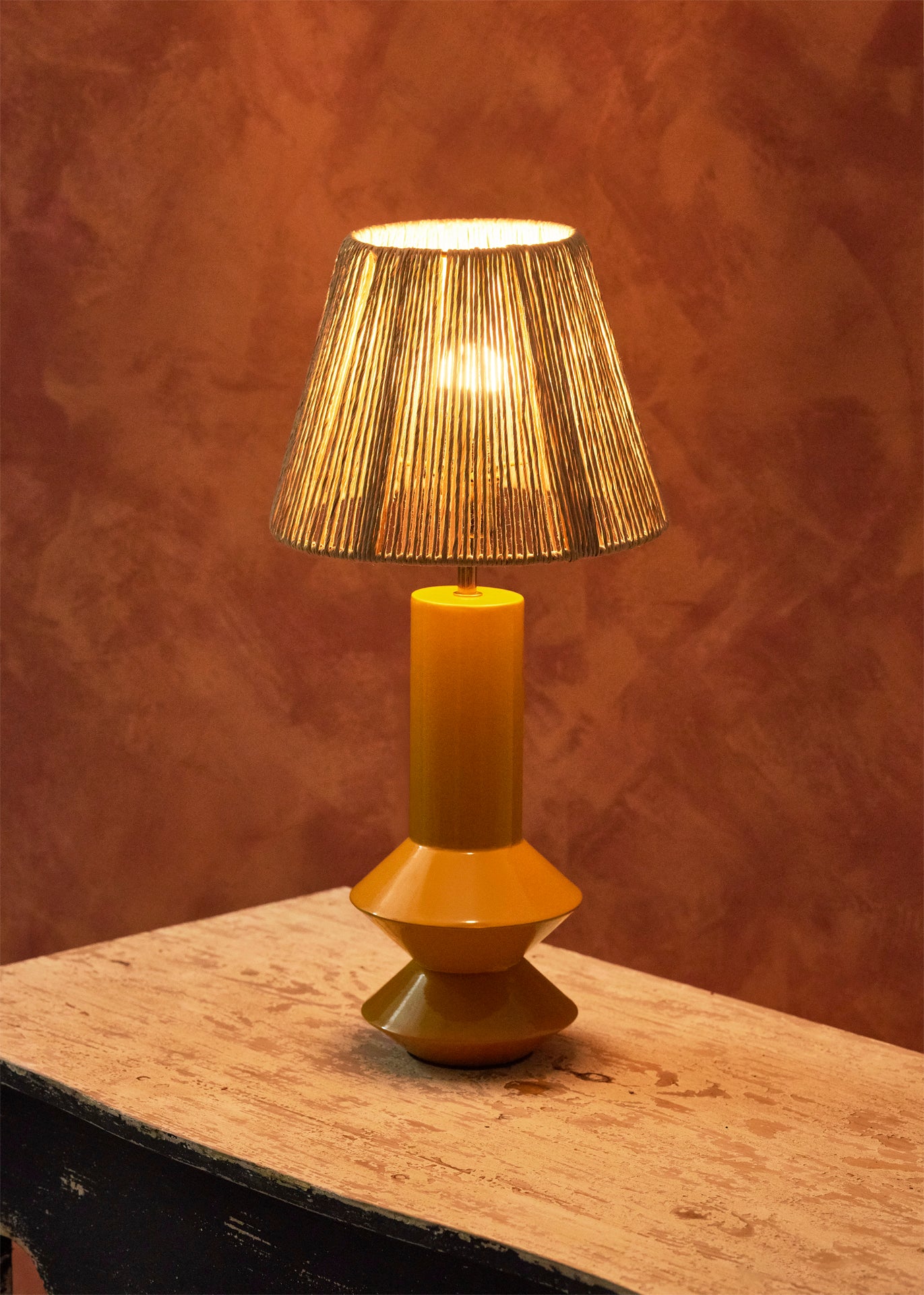 Lámpara de mesa amarilla