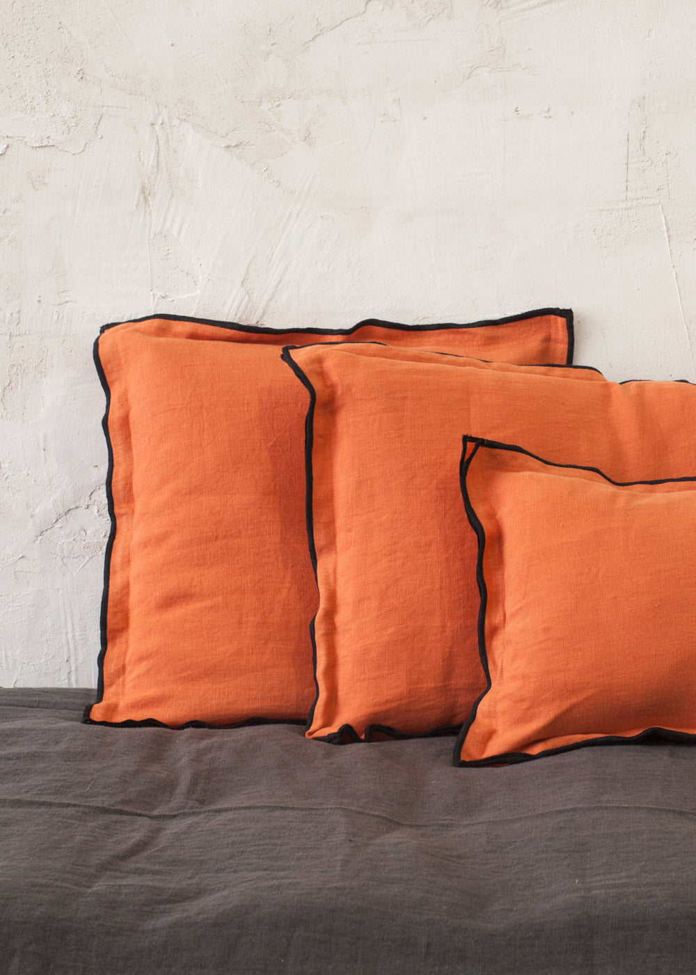 Funda de cojín lino borde negro