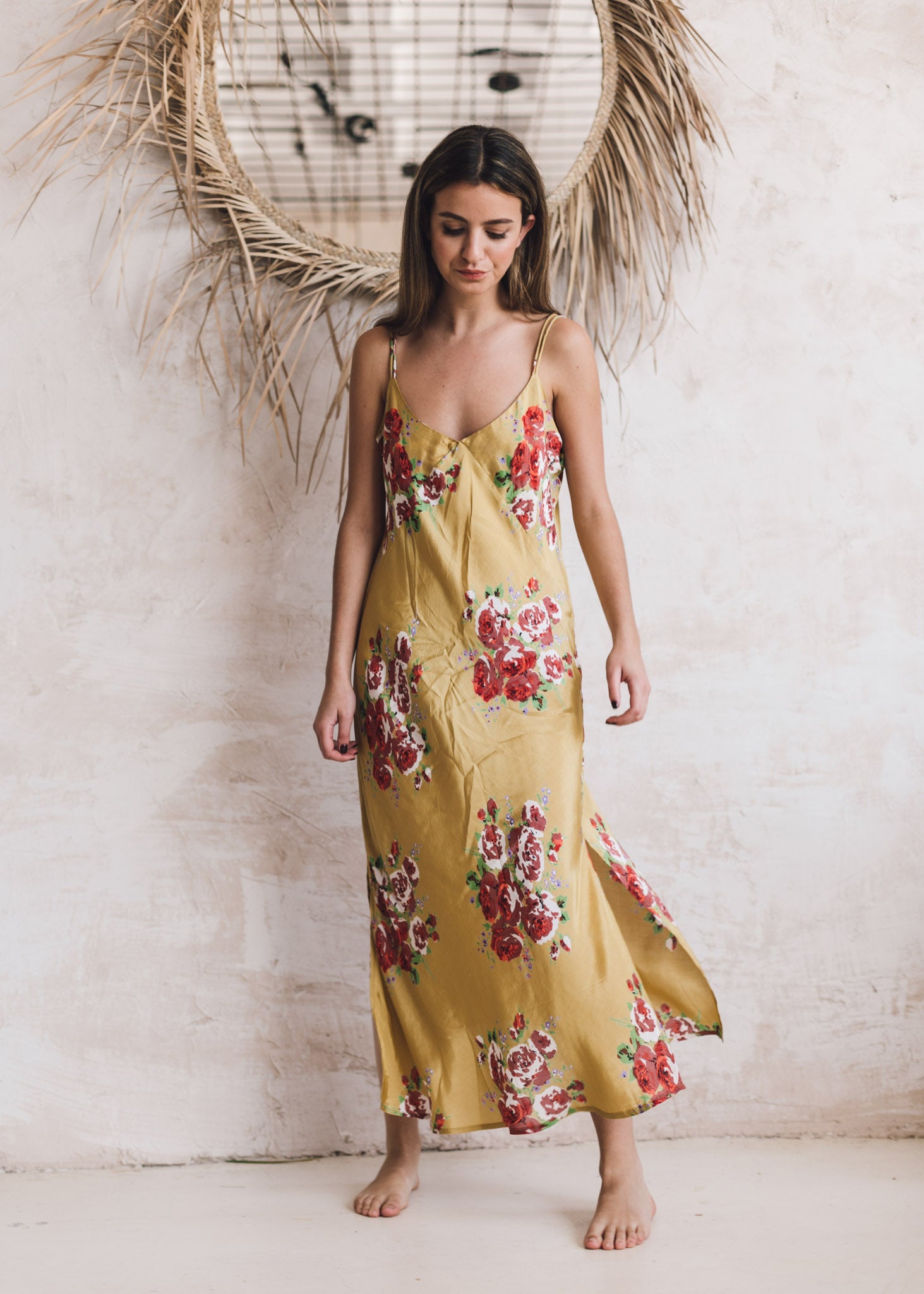 Camisones y batas para novia. Regalo perfecto para tu hermana o amiga. Camisón mostaza de tirantes. Camisón floral.