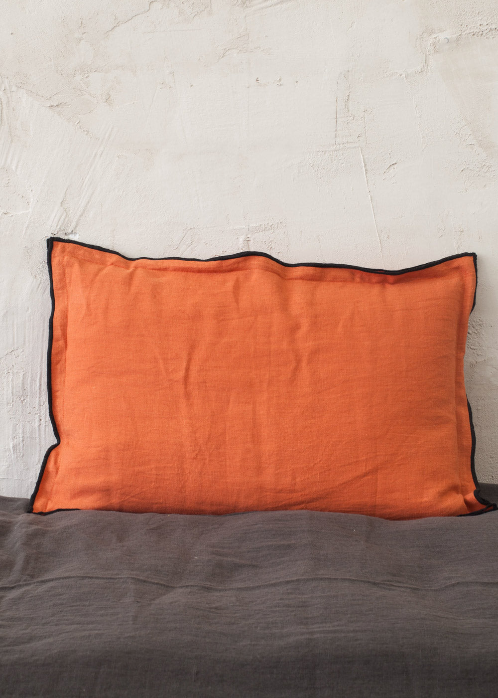 Funda de cojín lino borde negro