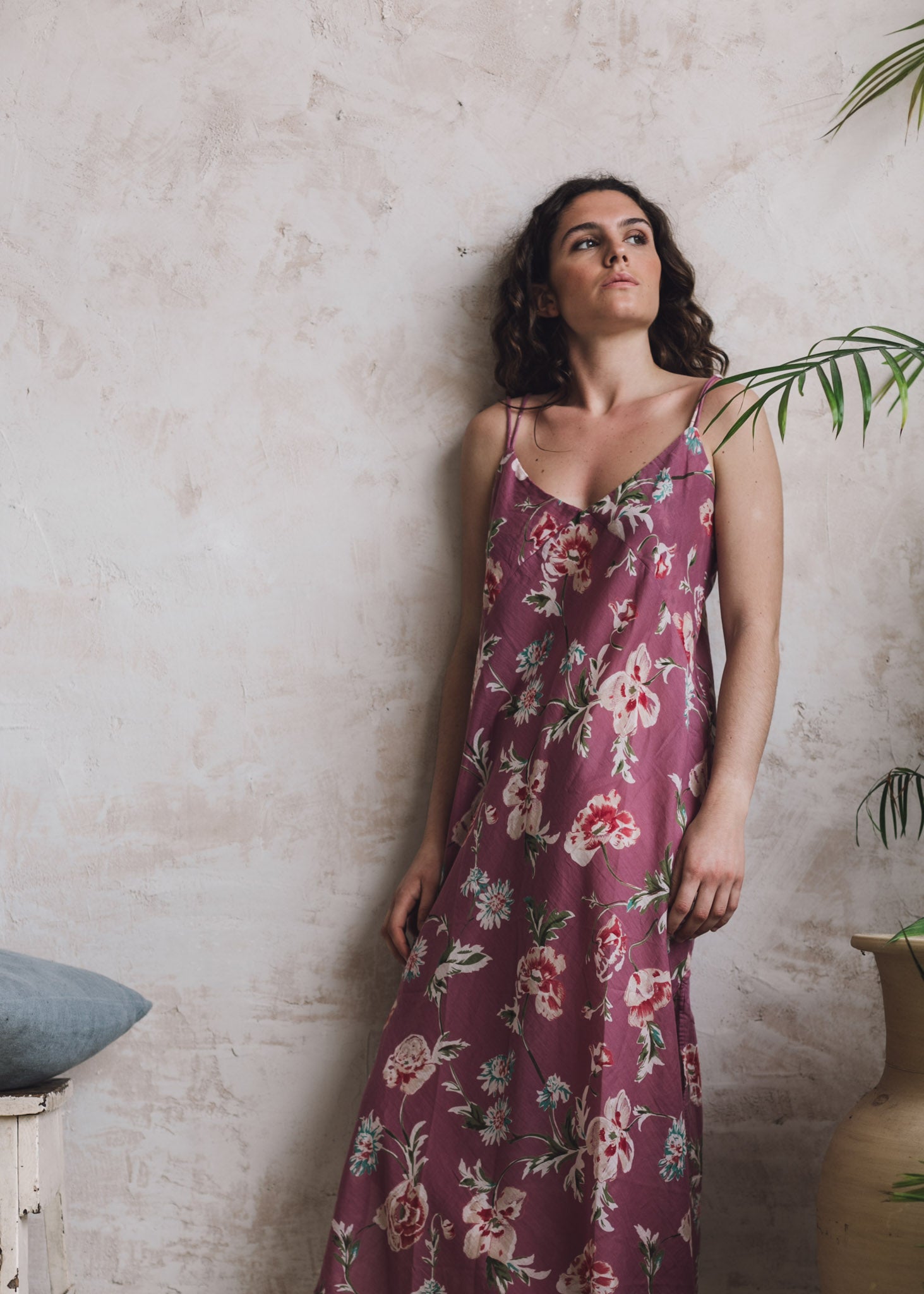 Camisón para tu boda. Camisón de tirantes y escote en pico. Camisón rosa buganvilla. Estampado de flores.