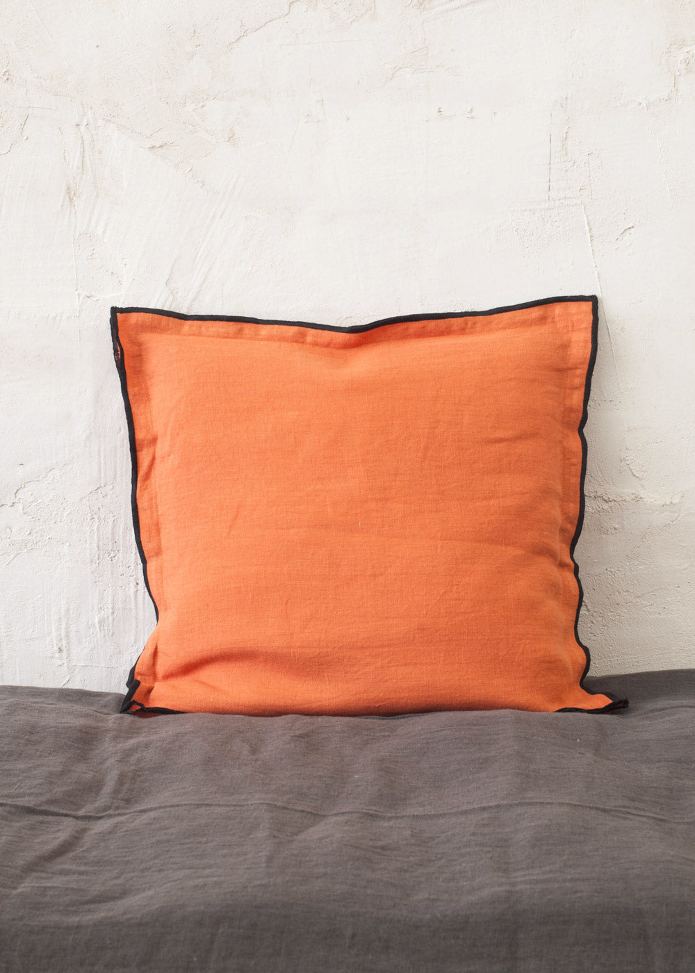 Funda de cojín lino borde negro