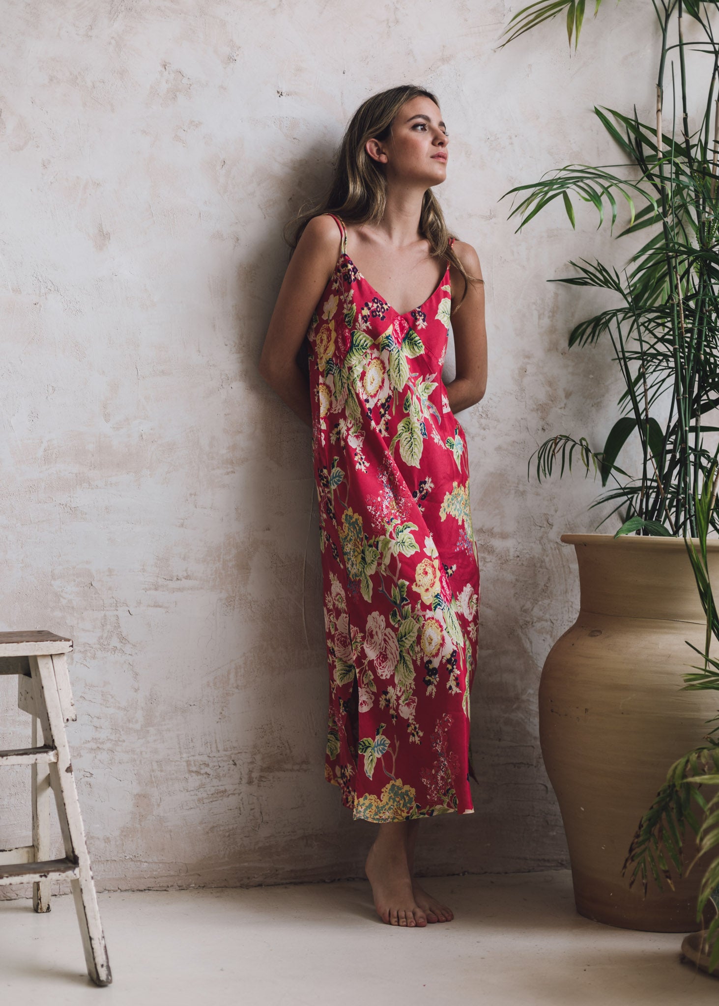 Batas y camisones de novia. Camisones de novia. Camisón fucsia. Camisón floral. Camisón de tirantes.