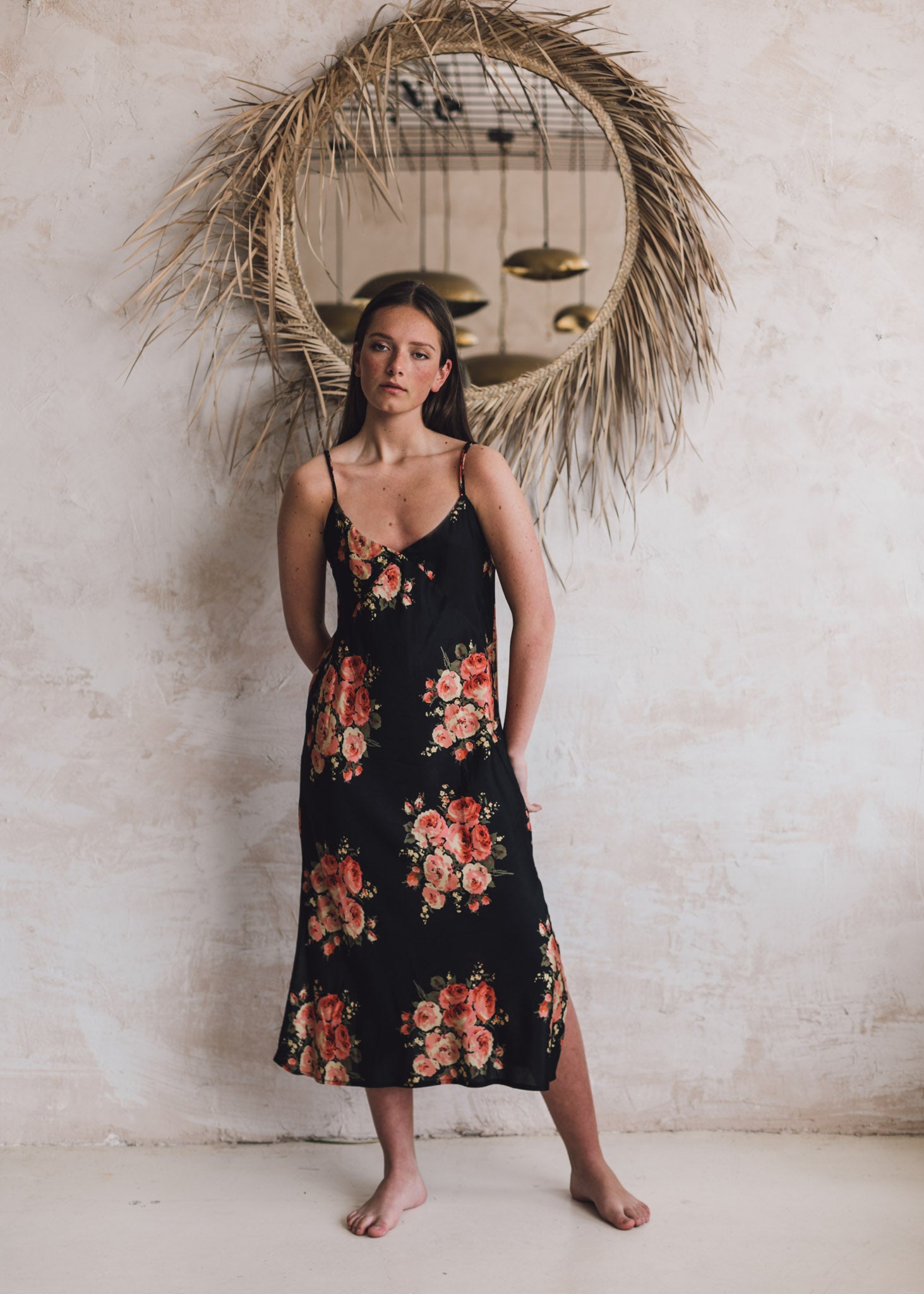 Batas y camisones de novia. Camisón negro de tirantes. Camisón floral.