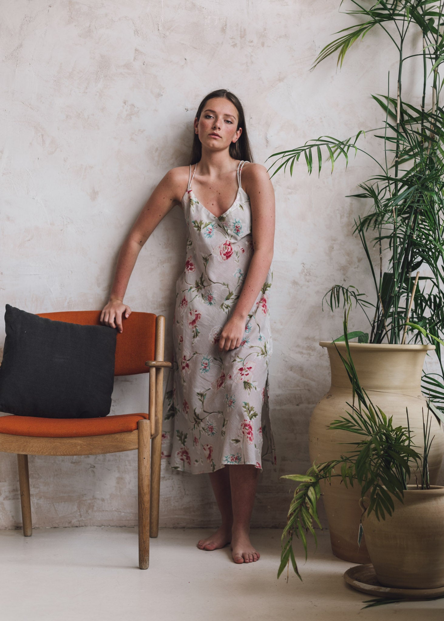 Camisón de tirantes. Camisón gris con estampado floral.Perfecto para tu boda. preparación del día de tu boda. 