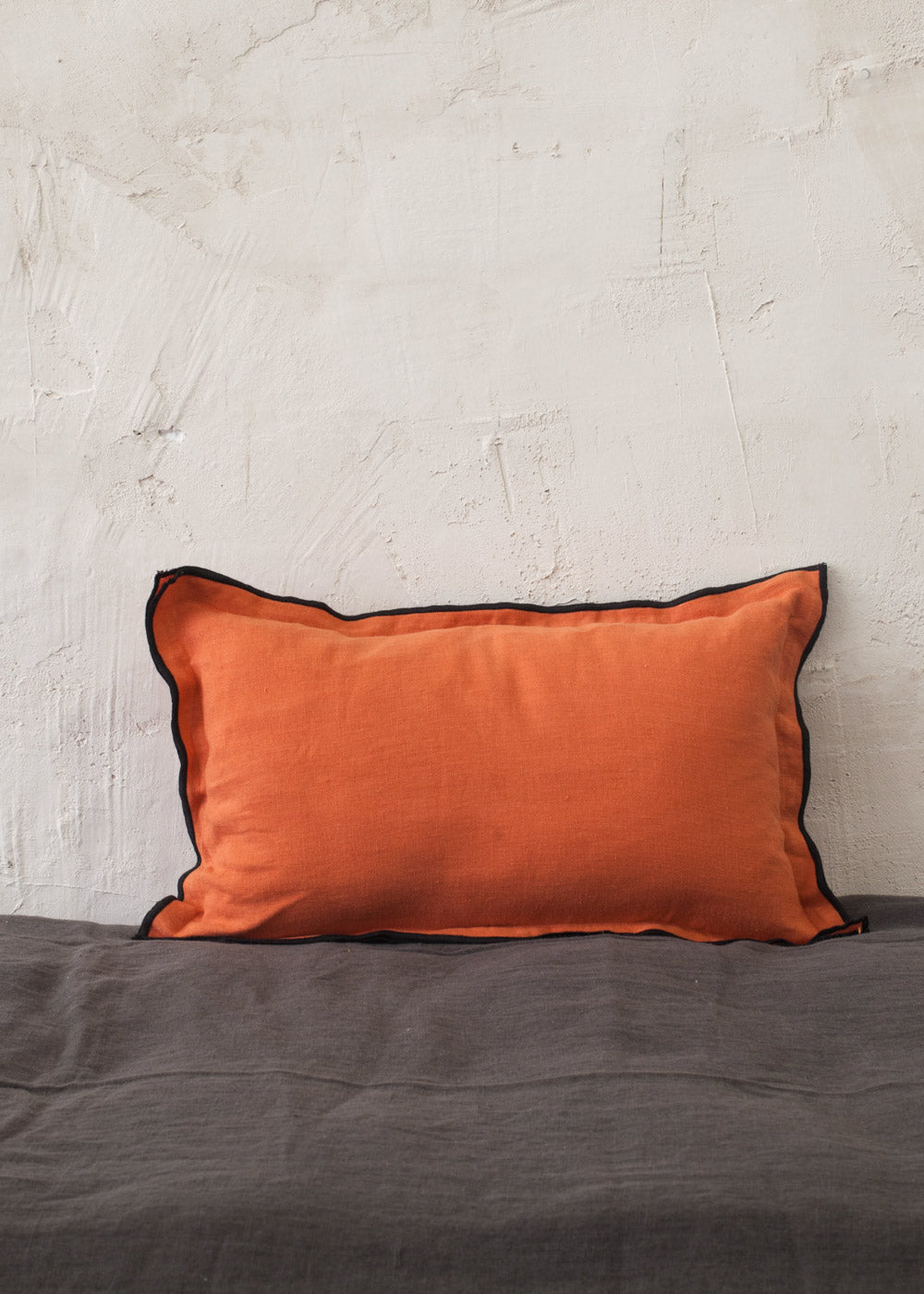 Funda de cojín lino borde negro